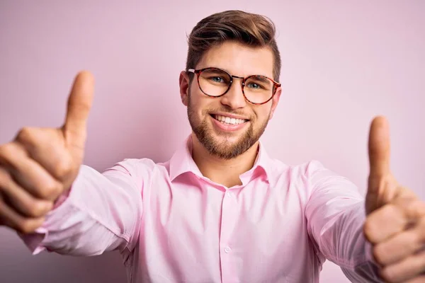 Jonge Knappe Blonde Man Met Baard Blauwe Ogen Met Roze — Stockfoto