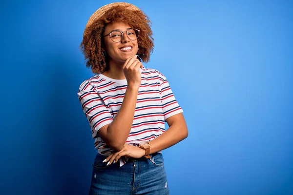 Mujer Afroamericana Con Pelo Rizado Vacaciones Con Sombrero Verano Camiseta — Foto de Stock