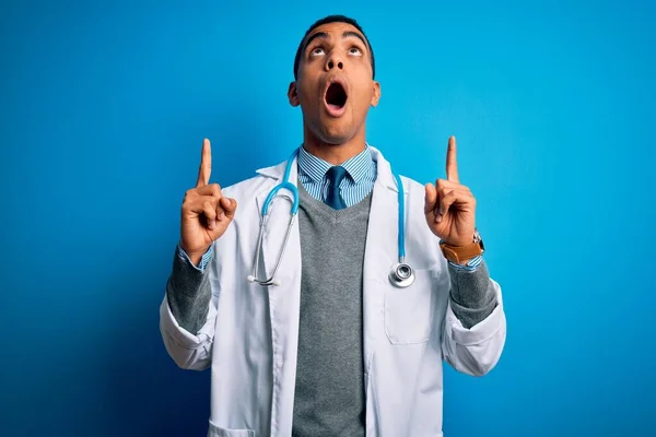 Bonito Homem Médico Afro Americano Vestindo Casaco Estetoscópio Sobre Fundo — Fotografia de Stock