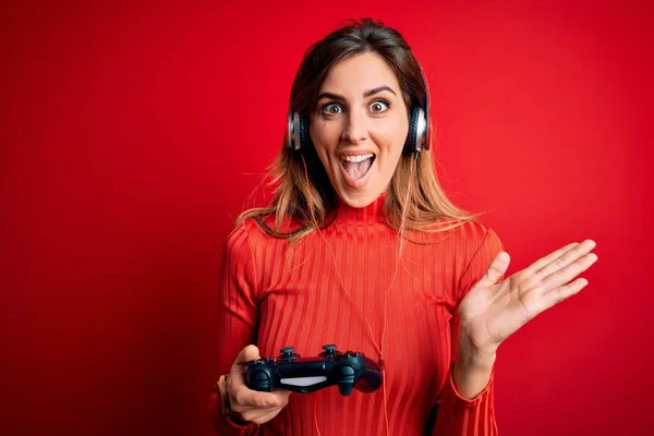 Junge Schöne Brünette Spielerfrau Spielt Videospiel Mit Joystic Und Kopfhörer — Stockfoto