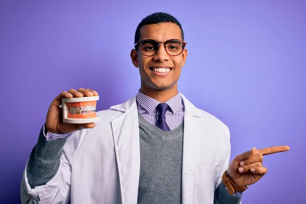 Homem Dentista Afro Americano Bonito Jovem Segurando Dentes Dentadura Com — Fotografia de Stock