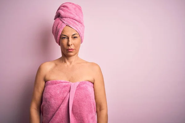 Mulher Meia Idade Usando Toalha Banho Beleza Cuidados Com Corpo — Fotografia de Stock