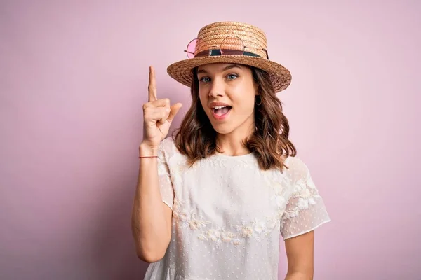 Joven Hermosa Chica Rubia Con Sombrero Verano Sobre Fondo Rosa — Foto de Stock
