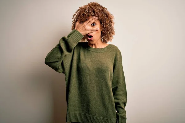 Mooie Afrikaanse Amerikaanse Vrouw Met Krullend Haar Dragen Casual Trui — Stockfoto