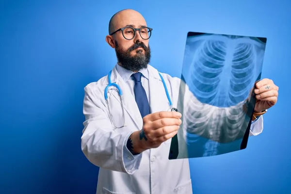 Beau Médecin Chauve Homme Avec Barbe Portant Stéthoscope Tenant Radio — Photo