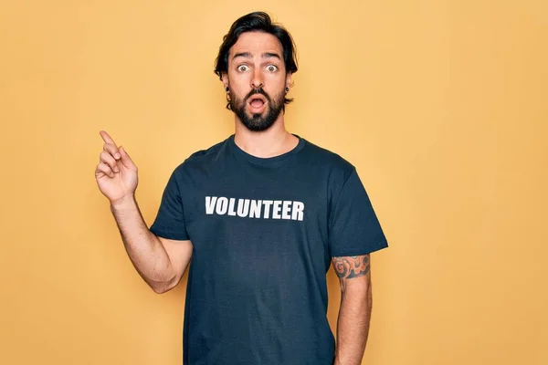 Νεαρός Όμορφος Ισπανόφωνος Εθελοντής Που Φοράει Εθελοντικό Μπλουζάκι Κοινωνική Φροντίδα — Φωτογραφία Αρχείου