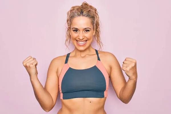 Joven Hermosa Rubia Deportista Haciendo Deporte Con Ropa Deportiva Sobre — Foto de Stock