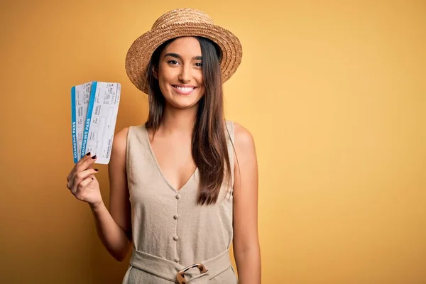 Jovem Mulher Bonita Turista Morena Férias Usando Chapéu Segurando Cartão — Fotografia de Stock