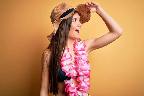 Young Beautiful Woman Blue Eyes Vacation Wearing Bikini Hawaiian Lei — Stock Photo, Image