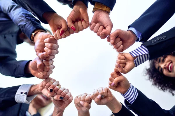 Grupp Företagare Stående Stöter Knytnävar Kontoret — Stockfoto