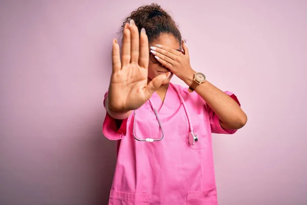 Afrikai Amerikai Nővér Lány Visel Orvosi Egyenruha Sztetoszkóp Felett Rózsaszín — Stock Fotó