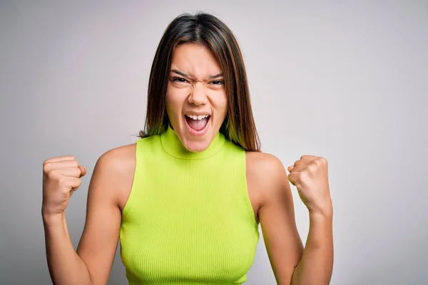 Joven Chica Morena Hermosa Con Camiseta Verano Casual Sobre Fondo — Foto de Stock