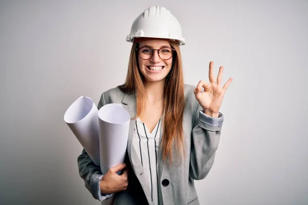 Jonge Mooie Roodharige Architect Vrouw Met Bril Veiligheidshelm Met Blauwdrukken — Stockfoto