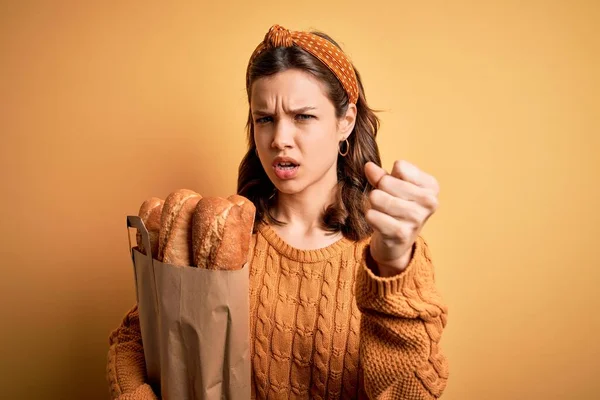 Junge Blonde Mädchen Mit Supermarkt Papiertüte Voll Frischem Brot Vor — Stockfoto