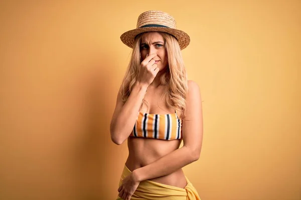 Fiatal Gyönyörű Szőke Nyaralni Bikiniben Sapkában Sárga Háttér Felett Bűzlik — Stock Fotó