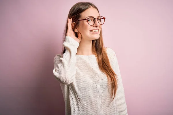 Joven Mujer Pelirroja Hermosa Con Suéter Casual Gafas Sobre Fondo —  Fotos de Stock