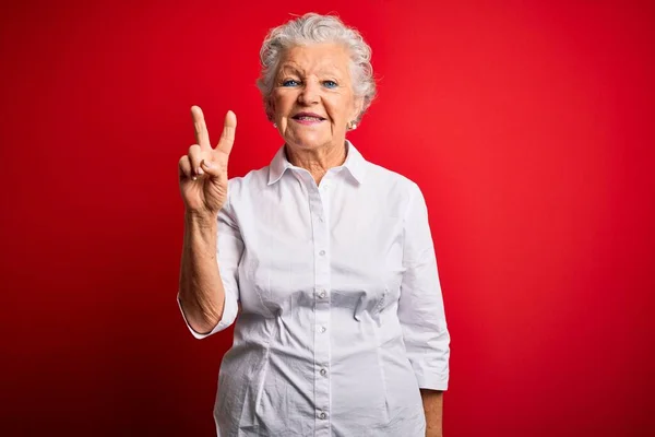 Senior Hermosa Mujer Con Camisa Elegante Pie Sobre Fondo Rojo — Foto de Stock