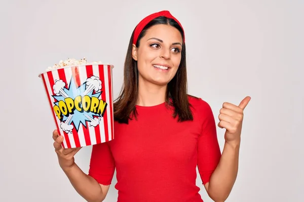 Mladá Krásná Brunetka Žena Jíst Balíček Popcornů Svačinka Přes Izolované — Stock fotografie