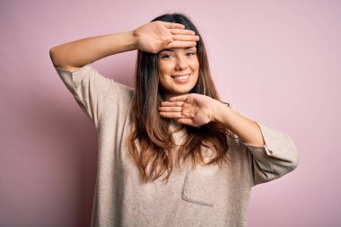 Genç, güzel esmer kadın pembe arka planda sıradan bir süveter giyip gülümsüyor ve elleriyle dikizliyormuş gibi yapıyor. Şaşırdım ve çıktım.