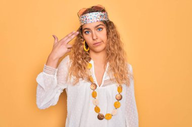 Genç, sarışın, mavi gözlü, güneş gözlüklü ve aksesuarlı güzel bir hippi kadın. Kendini vuruyor ve öldürüyor..