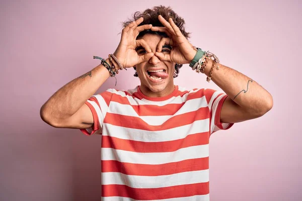 Homem Bonito Jovem Vestindo Listrado Casual Shirt Sobre Fundo Rosa — Fotografia de Stock