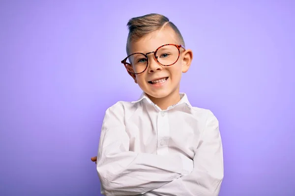 Joven Niño Caucásico Con Ojos Azules Con Gafas Camisa Blanca — Foto de Stock