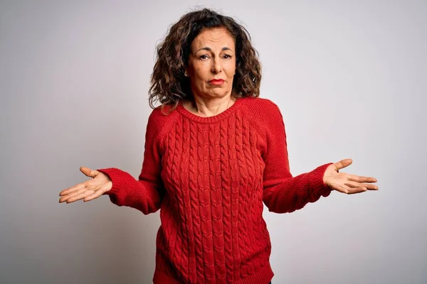 Middelbare Leeftijd Brunette Vrouw Dragen Casual Trui Staan Geïsoleerde Witte — Stockfoto