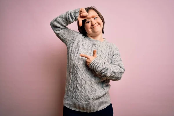 Jovem Mulher Síndrome Vestindo Camisola Casual Sobre Fundo Isolado Sorrindo — Fotografia de Stock