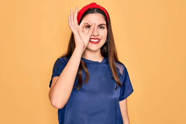 Joven Hermosa Morena Con Labios Rojos Sobre Fondo Amarillo Haciendo —  Fotos de Stock