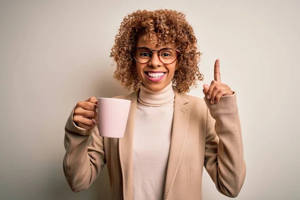 Mujer Rizada Afroamericana Joven Bebiendo Taza Café Sobre Fondo Blanco —  Fotos de Stock