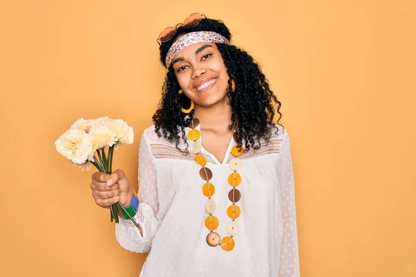 Jovem Americana Africana Hippie Encaracolado Mulher Usando Óculos Sol Segurando — Fotografia de Stock