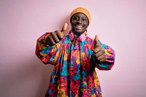 Jovem Homem Afro Americano Bonito Vestindo Casaco Colorido Boné Sobre — Fotografia de Stock