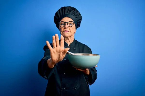 Alta Mujer Cocinera Pelo Gris Con Uniforme Sombrero Cocina Usando —  Fotos de Stock