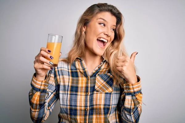 Νεαρή Όμορφη Ξανθιά Γυναίκα Πίνοντας Ποτήρι Υγιεινό Χυμό Πορτοκάλι Πάνω — Φωτογραφία Αρχείου