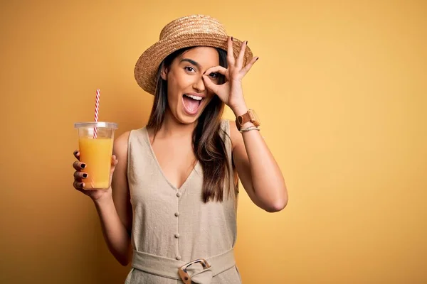 Junge Schöne Frau Urlaub Trägt Sommermütze Trinkt Gesunden Orangensaft Mit — Stockfoto