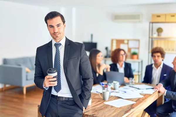 Grupp Affärsanställda Ler Glada Och Självsäkra Arbetar Tillsammans Ett Möte — Stockfoto