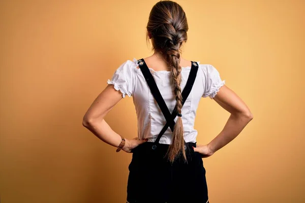 Junge Schöne Brünette Deutsche Frau Feiert Oktoberfest Traditioneller Tracht Rückwärts — Stockfoto