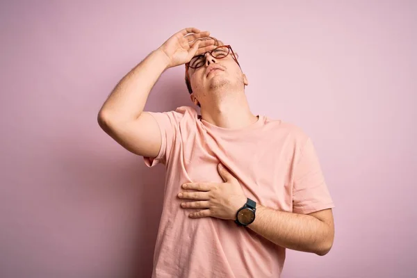 Joven Hombre Pelirrojo Guapo Con Camiseta Casual Pie Sobre Fondo — Foto de Stock