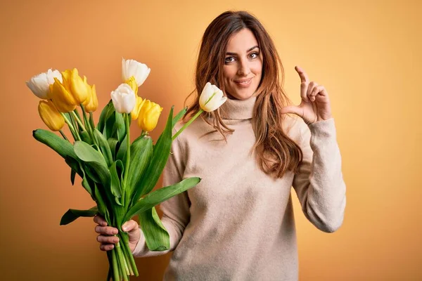 Jonge Mooie Brunette Vrouw Met Boeket Van Gele Tulpen Geïsoleerde — Stockfoto