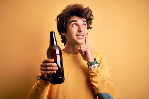 Jeune Bel Homme Buvant Une Bouteille Bière Debout Sur Fond — Photo