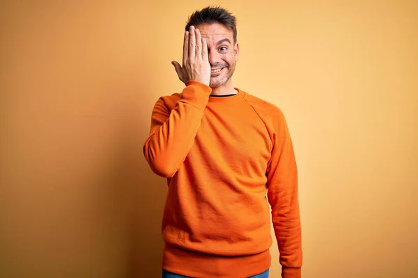 Jonge Knappe Man Met Oranje Casual Trui Geïsoleerde Gele Achtergrond — Stockfoto