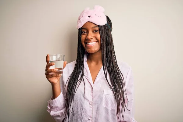 Joven Mujer Afroamericana Usando Pijama Máscara Para Los Ojos Bebiendo —  Fotos de Stock