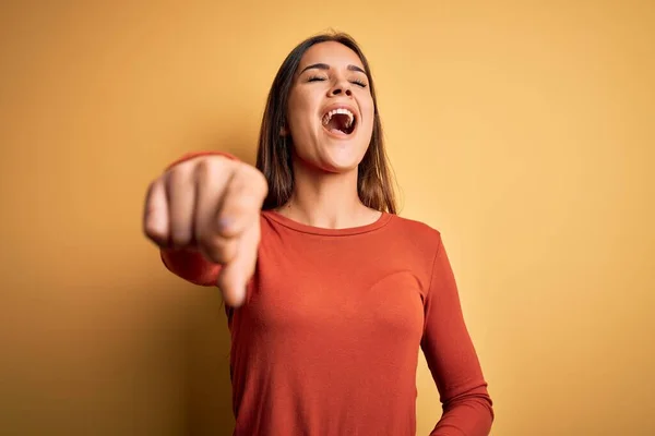 Młoda Piękna Brunetka Ubrana Luźny Shirt Stojąca Nad Żółtym Tłem — Zdjęcie stockowe