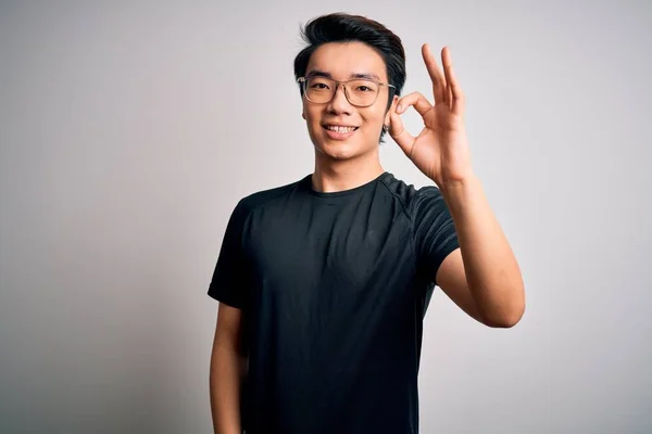 Joven Hombre Chino Guapo Con Camiseta Negra Gafas Sobre Fondo — Foto de Stock