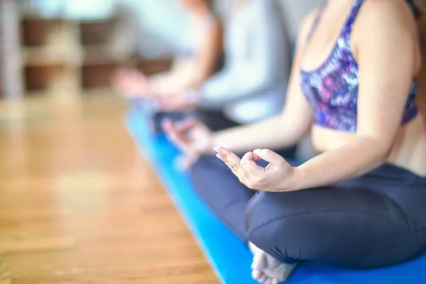 Joven Hermoso Grupo Deportistas Practicando Yoga Haciendo Pose Loto Gimnasio — Foto de Stock