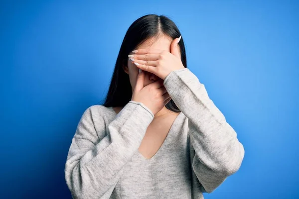 Junge Schöne Asiatische Frau Lässigem Pullover Der Vor Blauem Hintergrund — Stockfoto