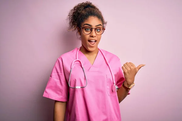 Afrikanische Amerikanische Krankenschwester Mädchen Trägt Medizinische Uniform Und Stethoskop Über — Stockfoto