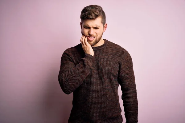 Jonge Blonde Man Met Baard Blauwe Ogen Dragen Casual Trui — Stockfoto