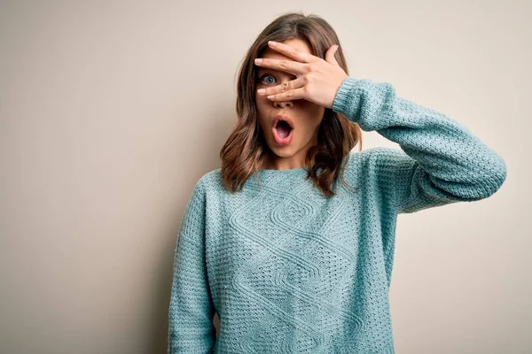 Giovane Ragazza Bionda Indossa Casual Blu Maglione Invernale Sfondo Isolato — Foto Stock