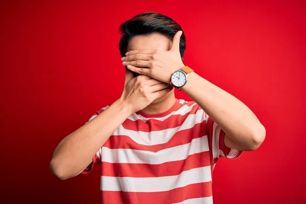 Jonge Knappe Chinese Man Met Casual Gestreept Shirt Rode Achtergrond — Stockfoto